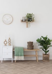 house nordic carmel plaid, De mooiste cadeaus voor de feestdagen tot €50, kandelaren, kaarsen, windlichten, fotolijsten, plaids, sierkussens